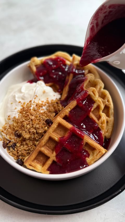 Instagram post by @kgomiskitchen for Instant Pot. Caption reads: STRAWBERRY & BLUEBERRY COMPOTE 🍓🫐 made in the....