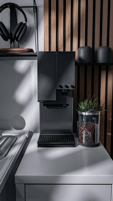 Instagram post by @ulresch for xBloom. Caption reads: [...] is live: save 18% on the Black or White....