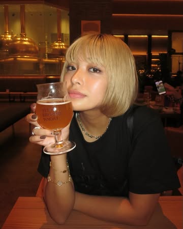 Instagram post by @kanakastella for Sapporo Beer. Caption reads: ヱビスビールが135周年🍻
漫画家の荒木飛呂彦先生が美人画を描き下ろした特別なビール缶の発売を記念....