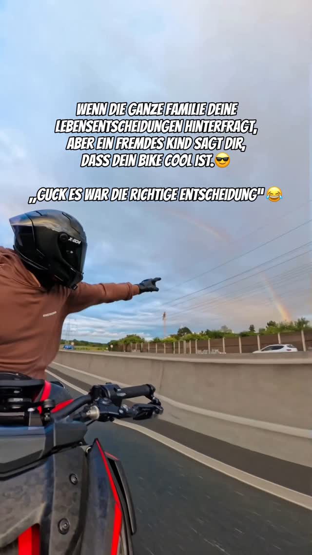 Instagram post by @juli.rides for SHARK Helmets. Caption reads: 😎👌🏽
➖➖➖
@insta360....