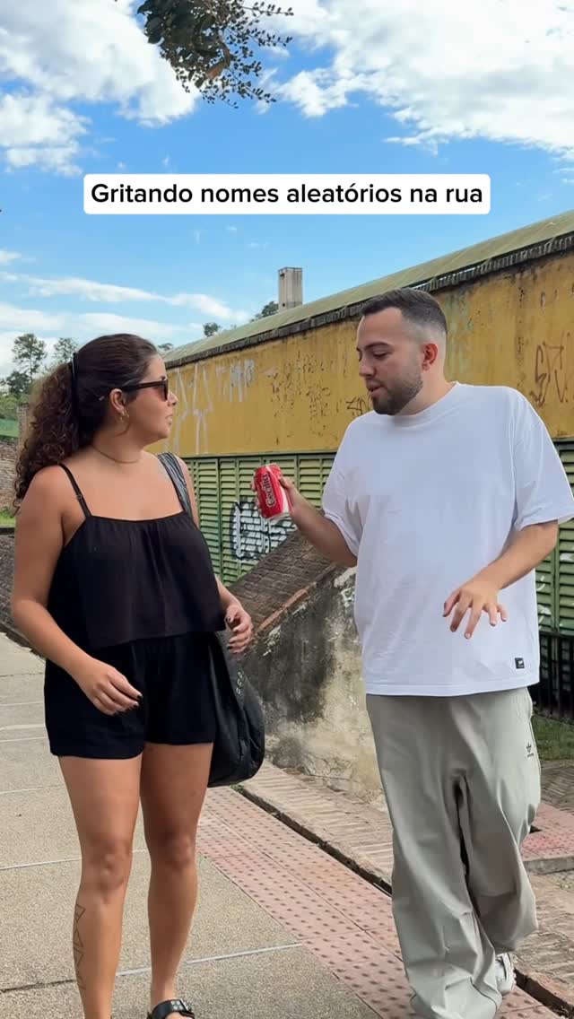 Instagram post by @lucasranngel for Coca-Cola Brasil. Caption reads: GRITANDO NOMES ALEATÓRIOS NA RUA 😂🗣️ A cara da....