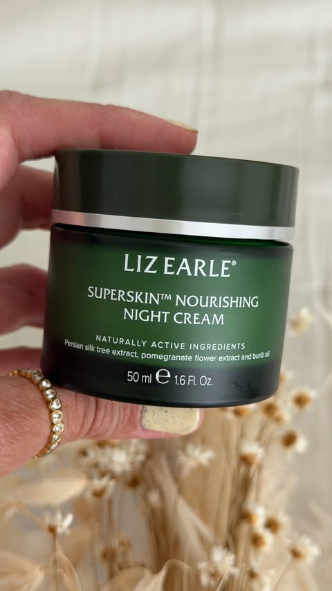 Instagram post by @vaidellia for Liz Earle Beauty Co.. Caption reads: #Ad| Second PR parcel from ✨ @lizearlebeautyco ✨....