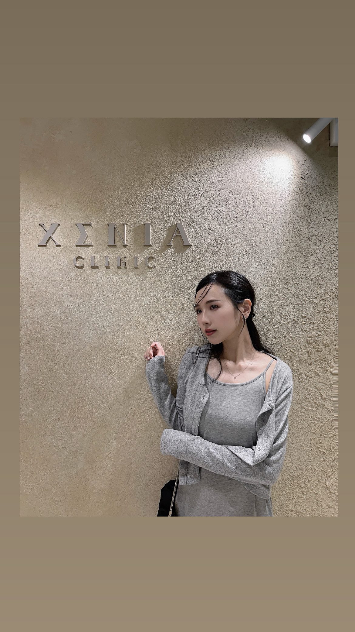 Instagram post by @julia_crossvein for Xenia Clinic. Caption reads: 江南に3店舗も抱える大人気の @XENIA.CLINIC....