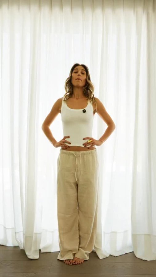 Instagram post by @lunamarinetti for Gap Inc.. Caption reads: ¿Cuántos looks creen que logramos hacer? Linen....