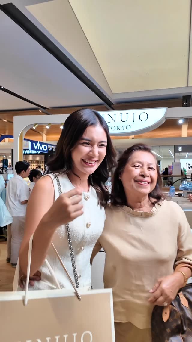 Instagram post by @praewpatcharamai for KINUJO. Caption reads: วันแม่ปีนี้ เตรียมของขวัญกันพร้อมหรือยัง....