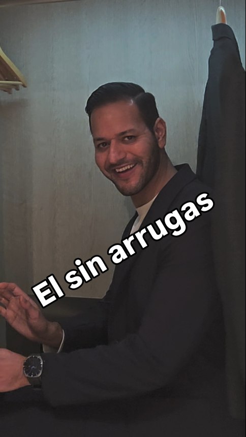 Instagram post by @licmanenediaz for Men’s Fashion. Caption reads: Les enseño el sin arrugas 😏 @mensfashionoficial....