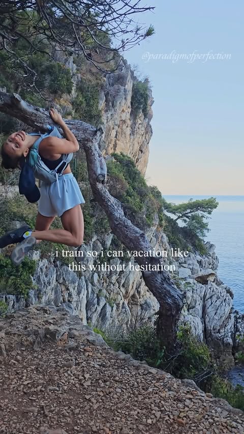 Instagram post by @paradigmofperfection for VIVOBAREFOOT. Caption reads: [...] - code LAURA - Shoes: @vivobarefoot - code....
