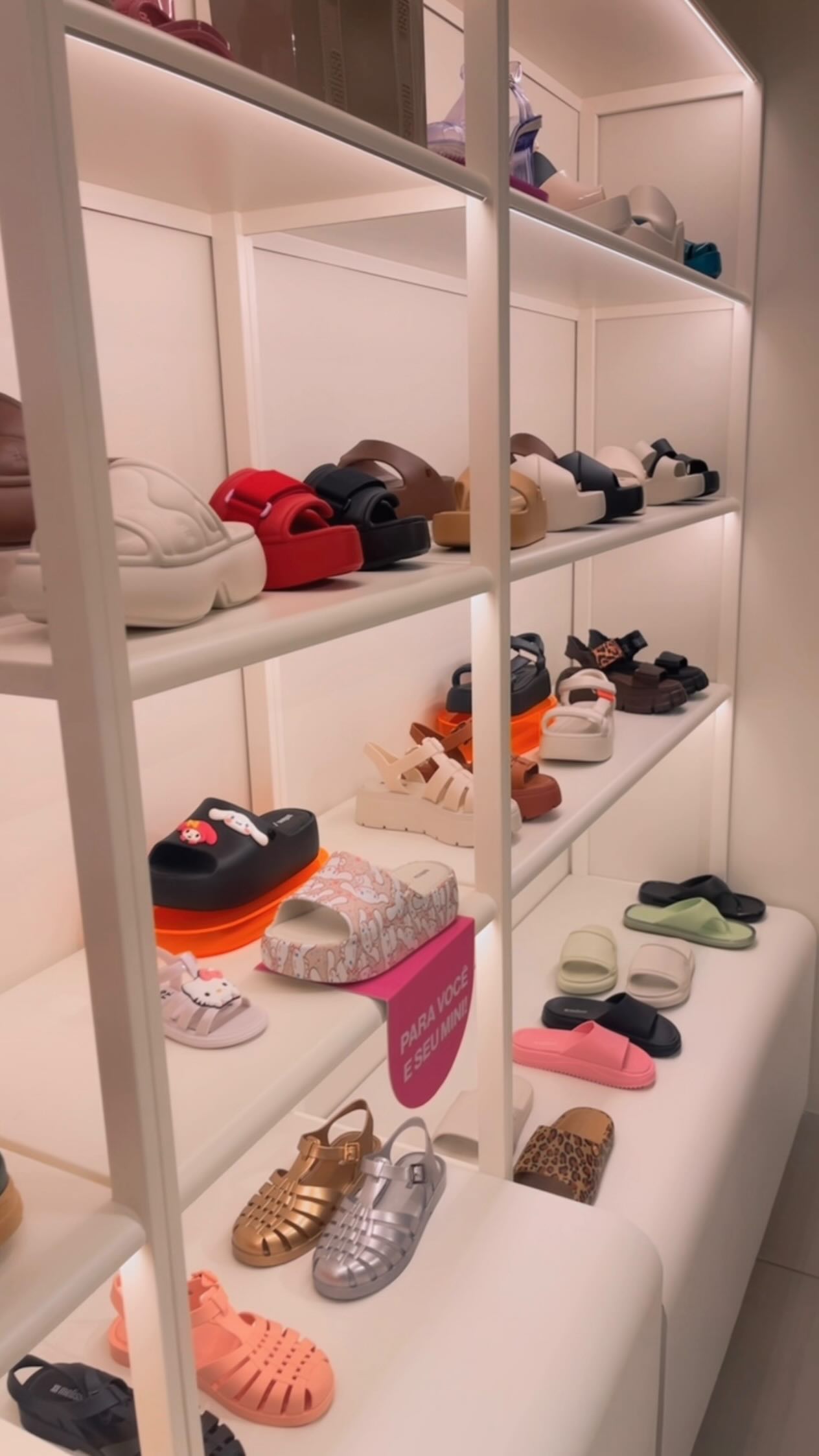 Instagram post by @gabiohonorato for Melissa. Caption reads: Ele fala e cumpre 🥹😮‍💨🤌🏼.