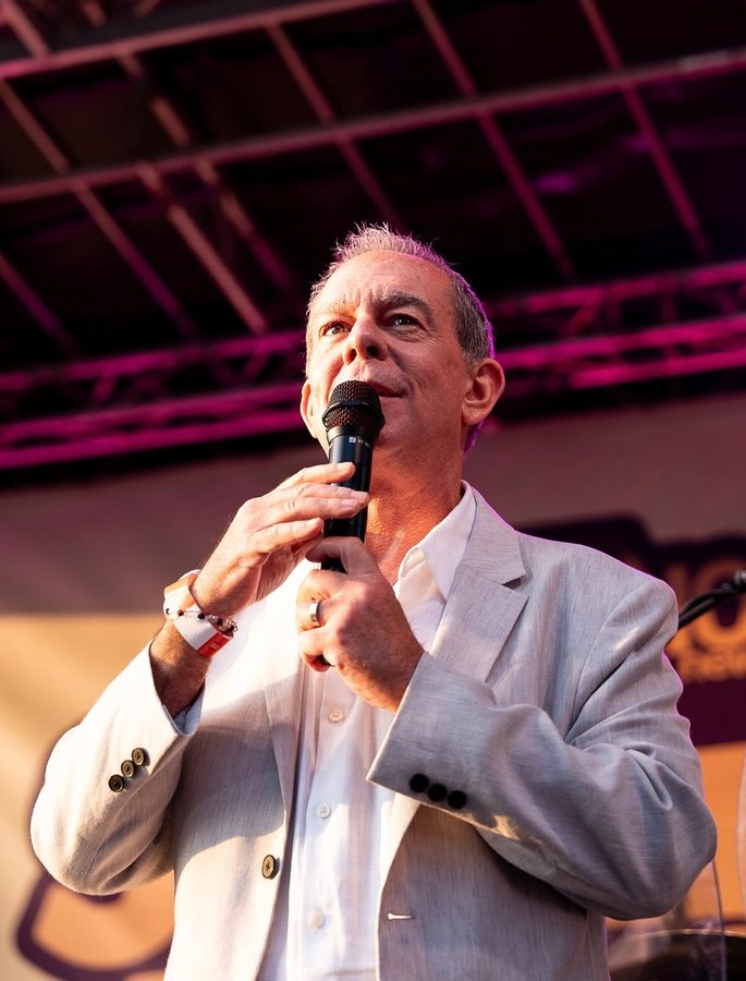 Instagram post by @elvisduranshow for Wells Fargo. Caption reads: [...] for our host @hudsonyards and sponsor....