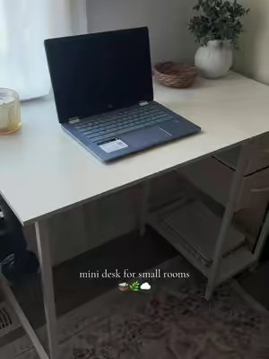 TikTok post by @flor.reyy_ for Sweetcrispy. Caption reads: @Sweetcrispy Plus #desk #desks.