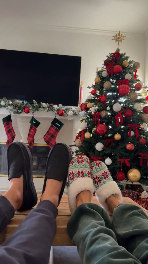 Instagram post by @gorjess_lifestyle for Dearfoams. Caption reads: These Dluxe slippers by @dearfoams are a life....