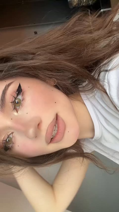 Instagram post by @australialix for OLENS official (EN). Caption reads: brown hair and green eyes combo >>> 🤭✨ Using....