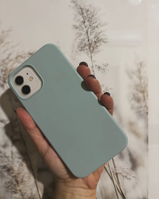 Instagram post by @vanessakarolasalvo for Elago. Caption reads: Nuova cover per karola @elago.it @elago_official....