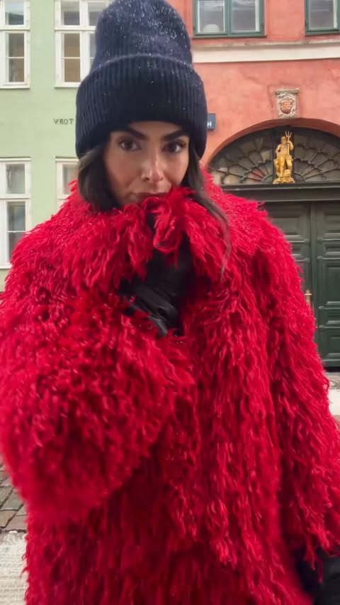 Instagram post by an influencer for DeMellier. Caption reads: [...] Faux fur @nisseofficial Bag @demellierlondon.