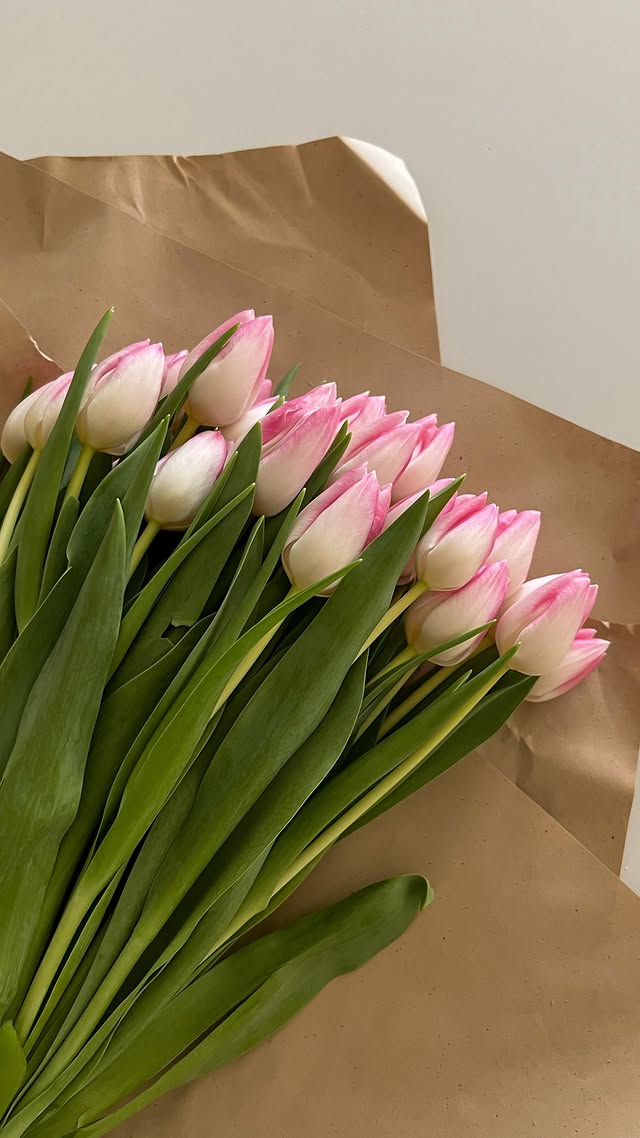 Instagram post by @katpenelopefit for Arena Flowers. Caption reads: It’s Mother’s Day this weekend so this is your....