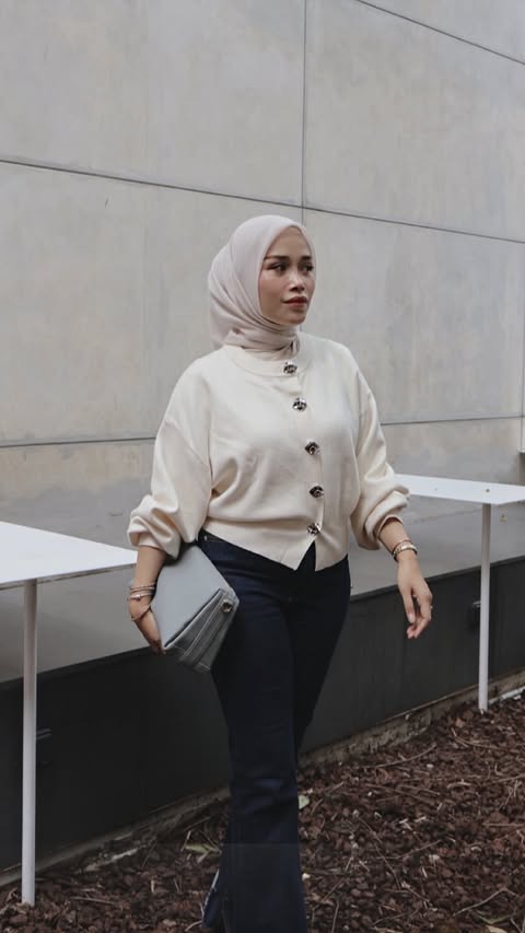 Instagram post by @monapertiwii for Tocco Toscano. Caption reads: Satu bag yg bakalan kepake buat daily karna....