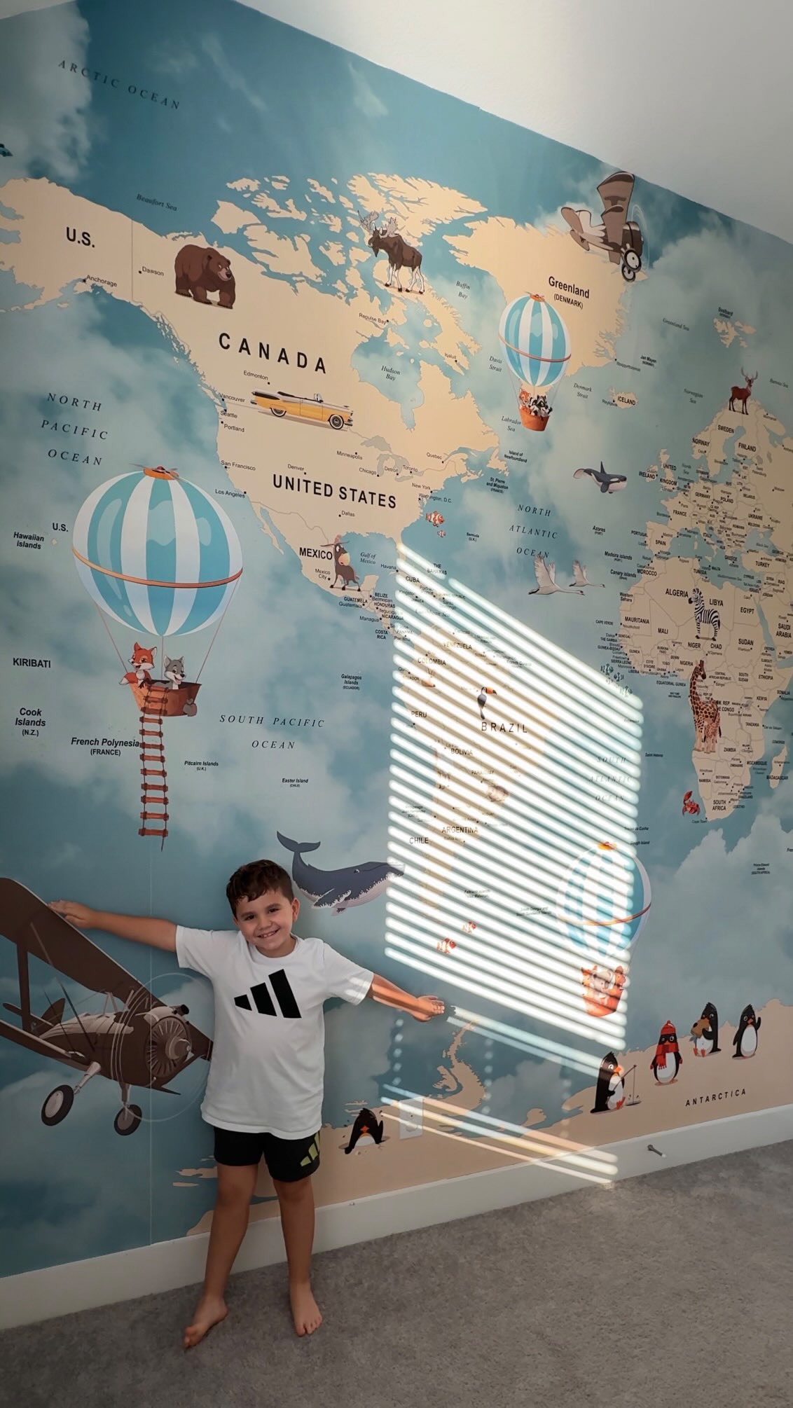 Instagram post by @2bebek1damla for Photowall. Caption reads: A little magic for the kids’ room ✨🦁🌎🗺️
This....