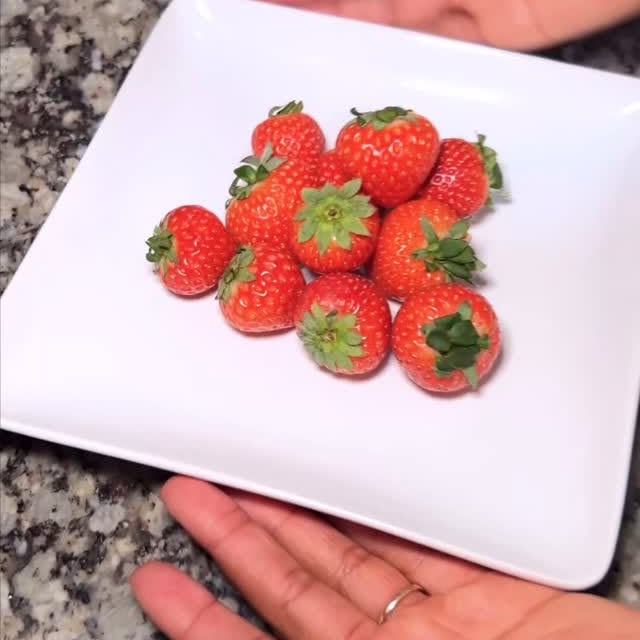 Instagram post by @thebeautybeau for Oishii. Caption reads: #ad The perfect post workout snack? @oishii.berry....