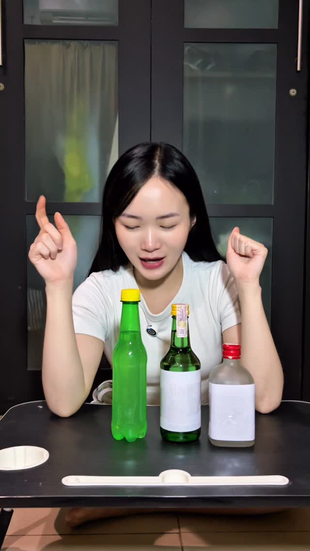 Instagram post by @claudiasunshinee for Partipost. Caption reads: [...] Kalian wajib cobain !! #jinroid #jinro....