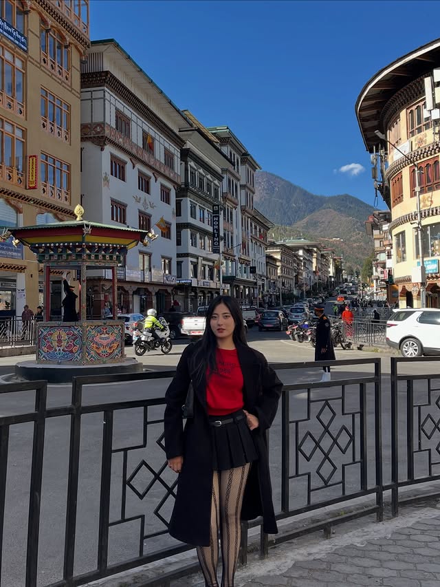 Instagram post by @itsmebabylaaa for Savana. Caption reads: [...] of the year to shop! 🎁 Up to 80% OFF at....