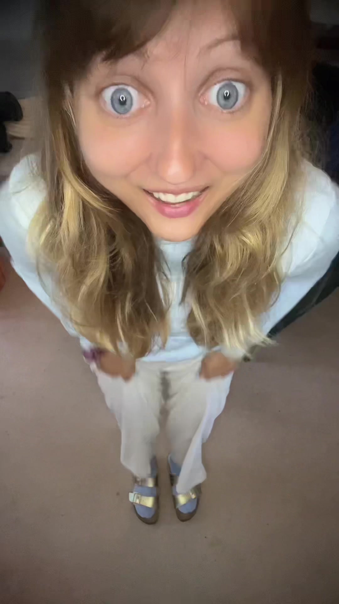 TikTok post by @lindakaas for Wehkamp. Caption reads: Wat draag jij deze zomer? 🩴😂 #slippers #wehkamp....