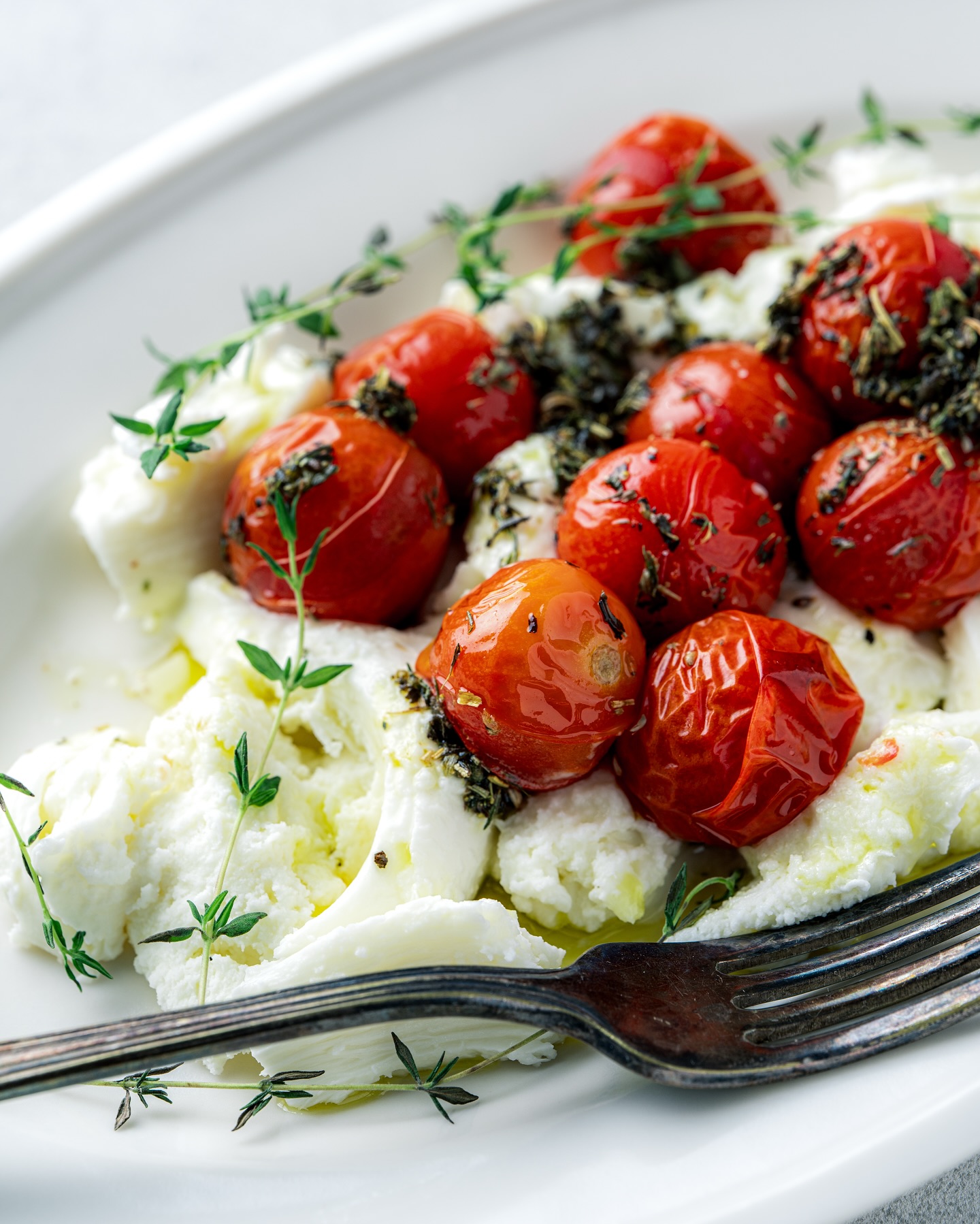 Instagram post by @tomoky_take for SPICE KINGDOM. Caption reads: .
ミニトマトのハーブローストと
モッツァレラチーズのサラダ🍅

スパイスキングダムさんのスパイス....