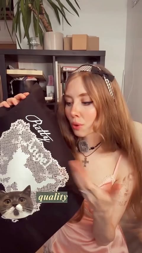 Instagram post by @minimal.layout for Gelato. Caption reads: What if I told you there’s a way to sell products....