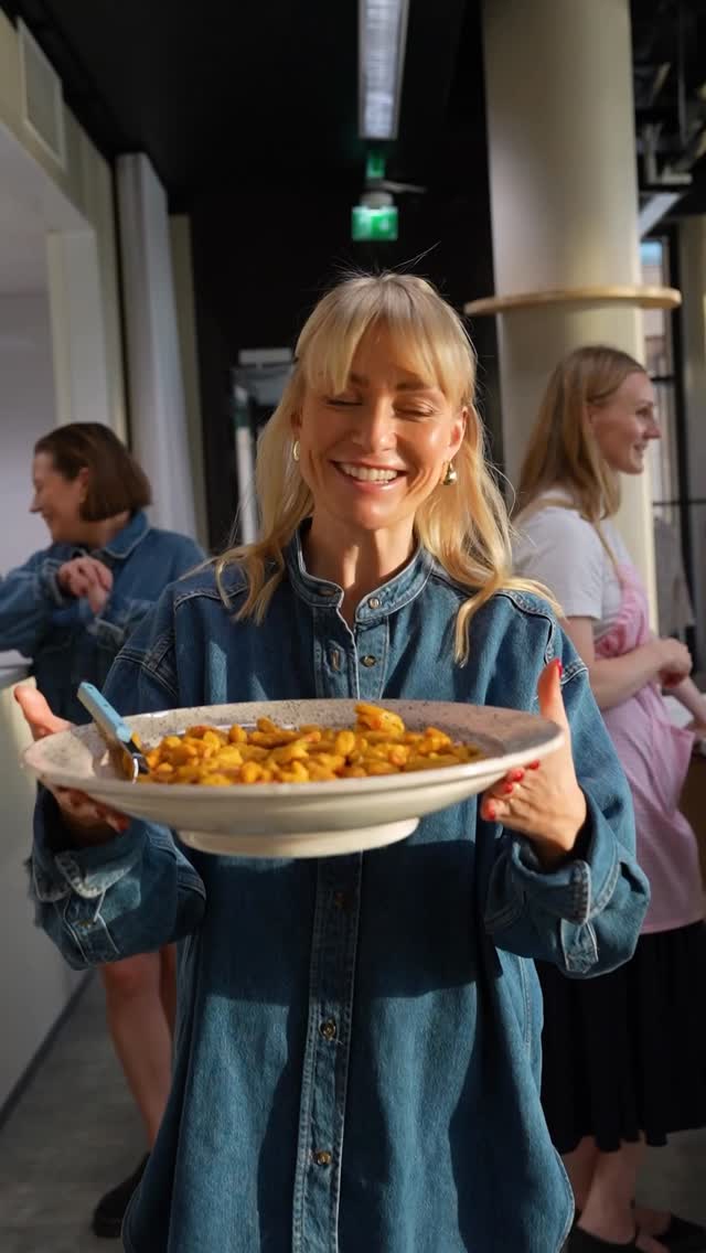 Instagram post by @saratickle for Valio. Caption reads: mainos: @valiofi Keittiön 🥬🍎// Kaksi....