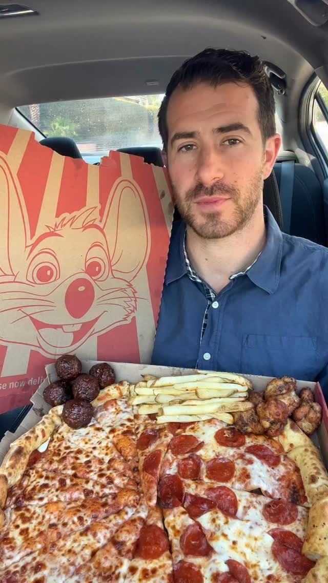 Instagram post by @1hourlunchbreak for Chuck E. Cheese. Caption reads: Chuck E Cheese Pizza Lunch @chuckecheese.