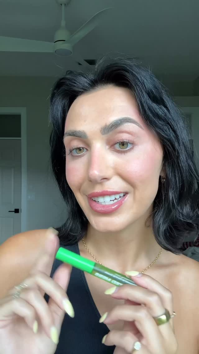 Instagram post by @ericanic0le for Educated Mess. Caption reads: [...] that doesn’t irritate my eyes 🤯👏😍....