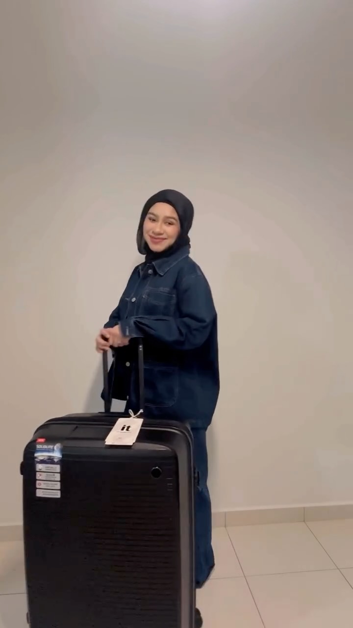 Instagram post by @ariesyafarha for Universal Traveller. Caption reads: [...] Luggage Spontaneous for that 💅....