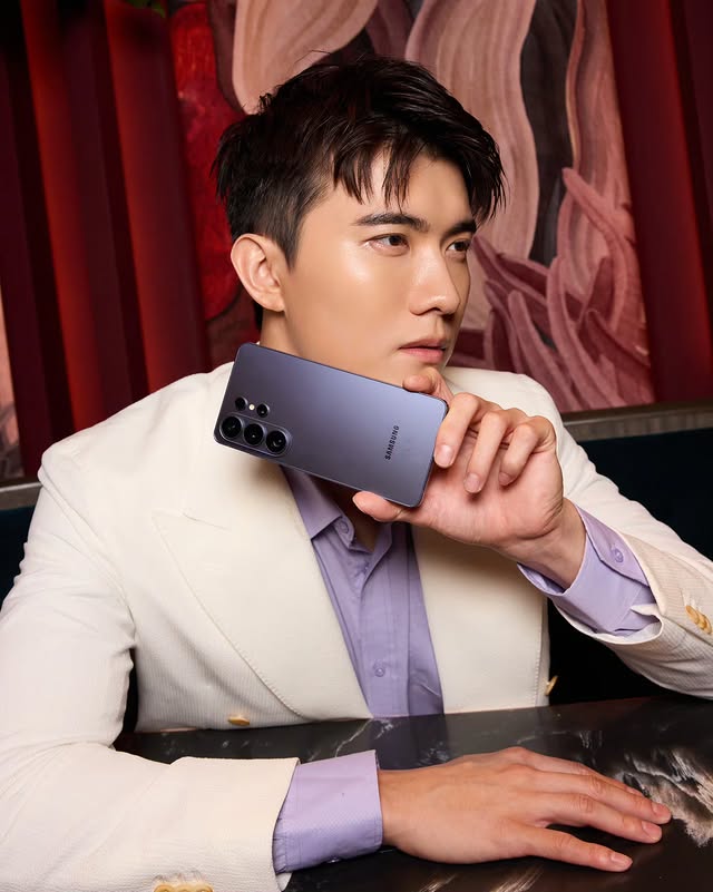 Instagram post by @zetongteoh for Samsung Singapore. Caption reads: Samsung's latest AI Phone - the #GalaxyS26Ultra is....
