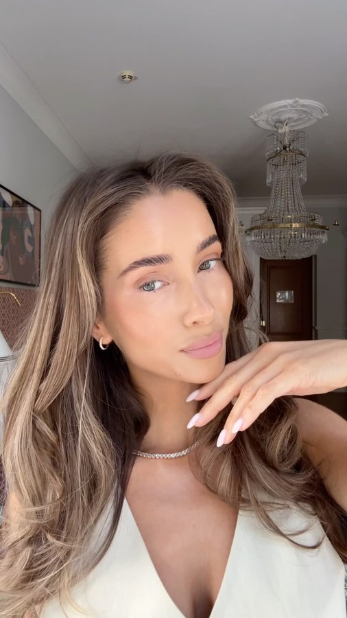 Instagram post by @emilietommerberg for Bangerhead. Caption reads: Annonse. GRWM for summer with @bangerhead 💕 Use....