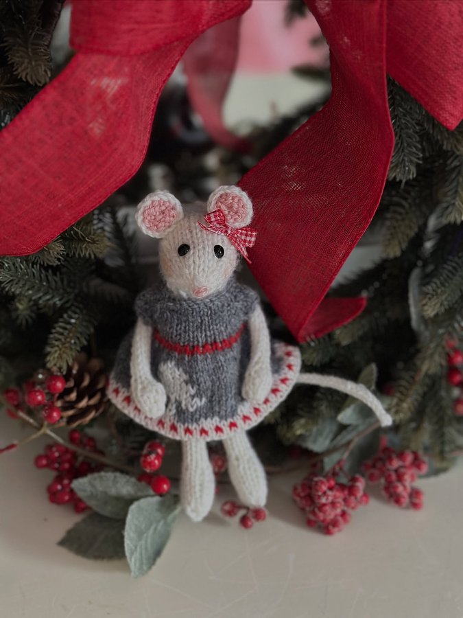 Instagram post by @warmwoolenwishes for Knit Picks. Caption reads: Another version of this cute holiday mouse....