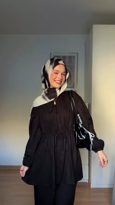 Instagram post by @simplymery.c for NYVA. Caption reads: anzeige | whole fit from @nyvascarves 🤍 use code....