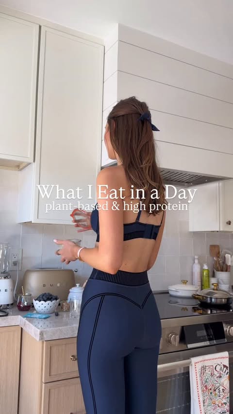 Instagram post by @isabellajoliefit for Banza. Caption reads: What I ate today following a high-protein,....
