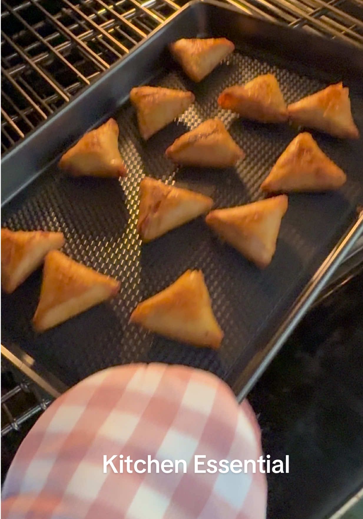 TikTok post by @casalacsamana for Kit Experto. Caption reads: The HONGBAKE diamond-texture baking pans bake....