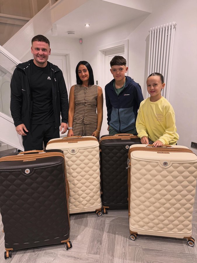 Instagram post by @thecolesofficial for it Luggage. Caption reads: [...] now… SO excited ✈️🫶

Suitcases - @itluggage....