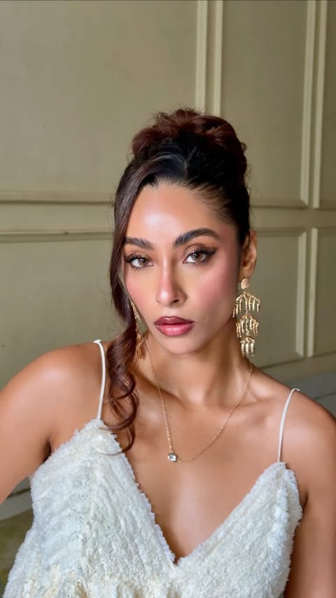 Instagram post by @nihareekasingh for H&M Beauty. Caption reads: ready for festive days with @hmbeauty✨ • swipe &....