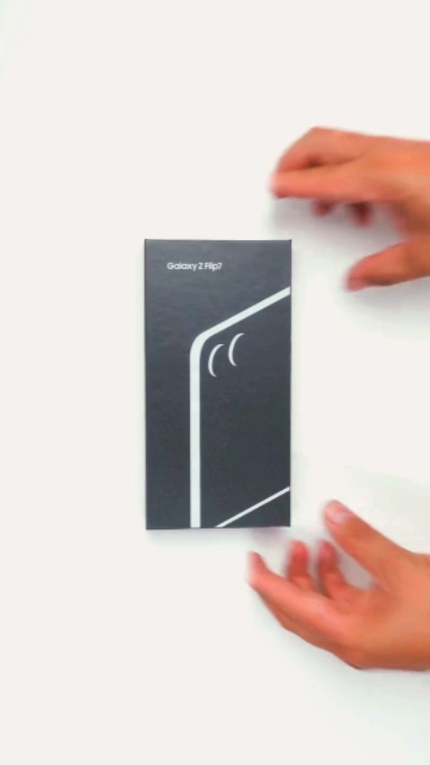 Instagram post by @virtualxploreronline for Spigen. Caption reads: [...] the Like button if you❤ it. Credits: @....