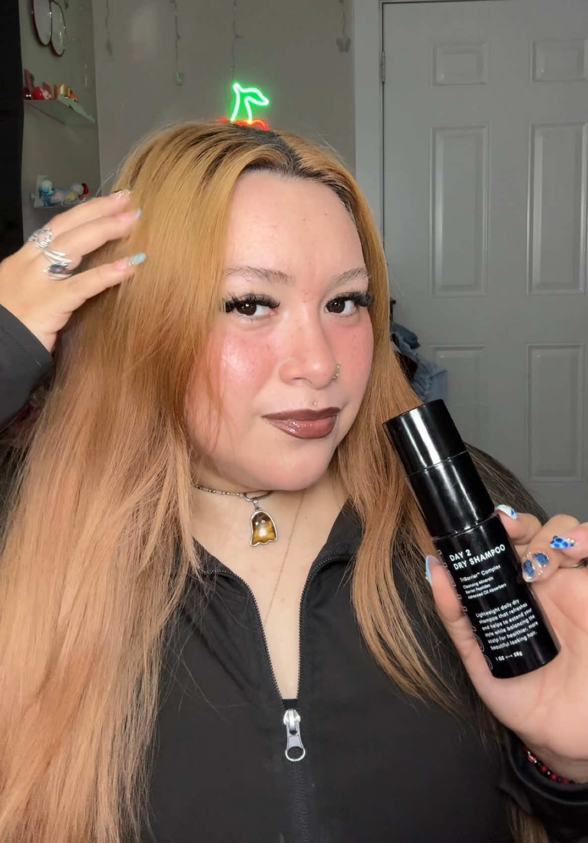 TikTok post by @makeupxmariaisabel for Jupiter. Caption reads: @Jupiter day 2 dry shampoo 🖤✨ [...].