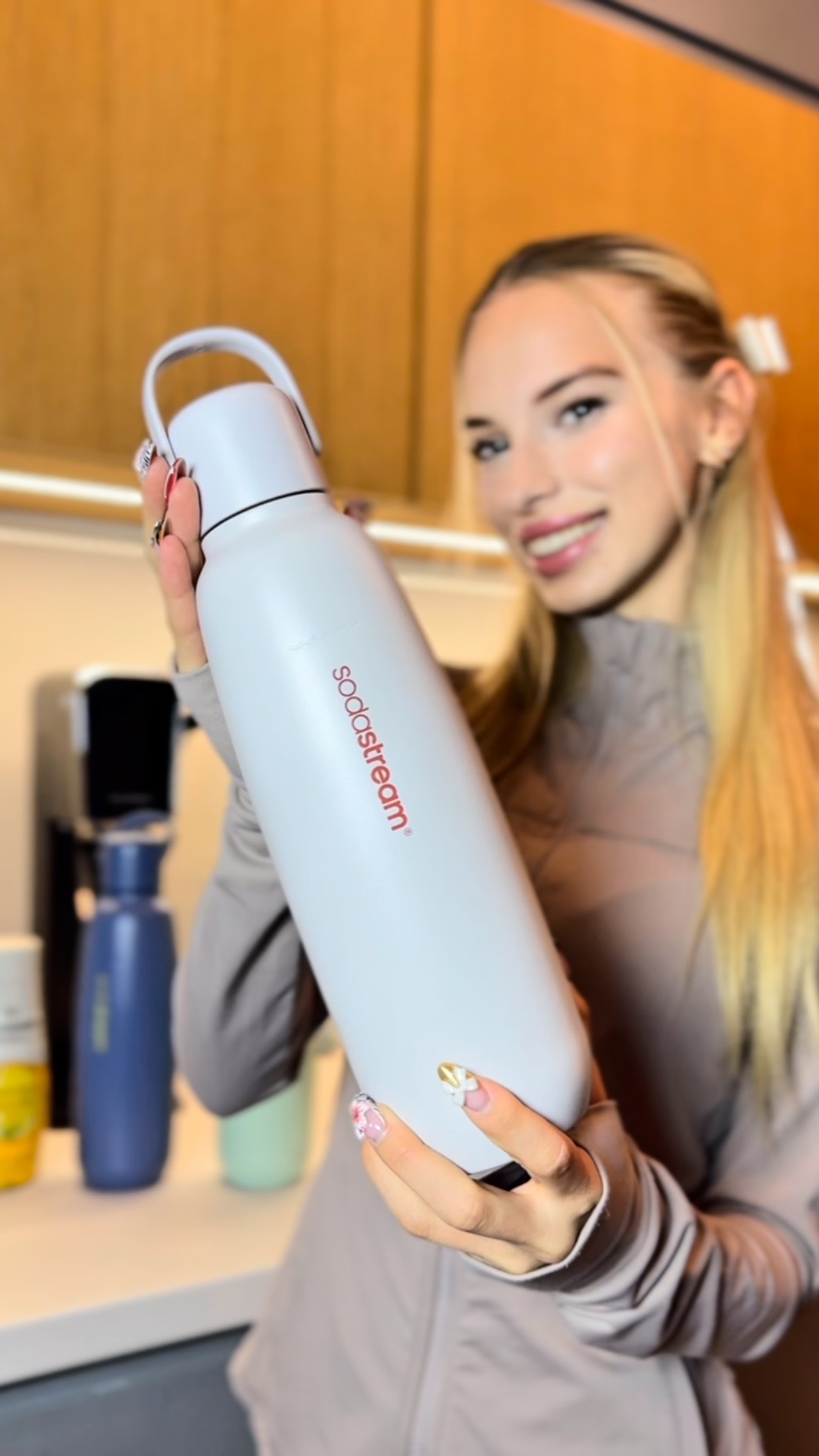 Instagram post by @zsigmond_angii for SodaStream. Caption reads: [...] szénsavas üdítőt a SodaStreammel és az új....