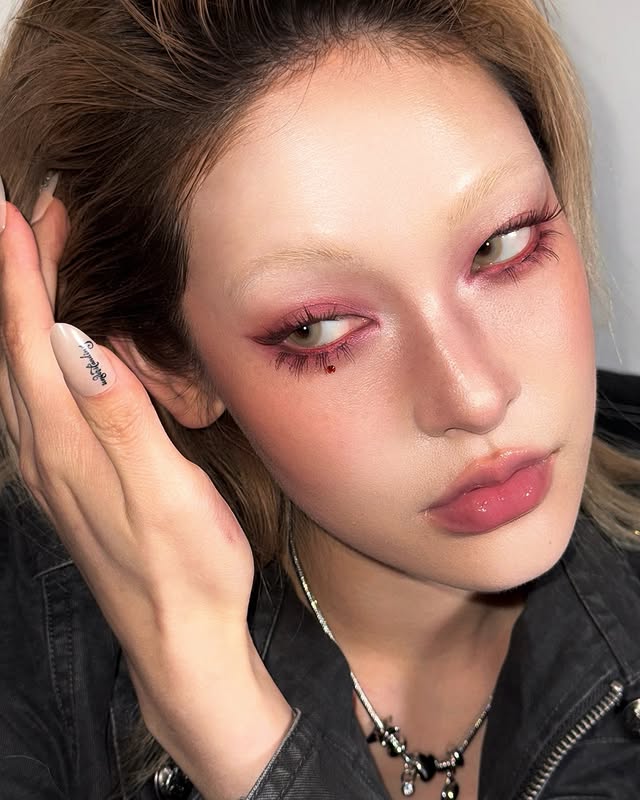 Instagram post by @zzoohhii for Risky Beauty. Caption reads: Beyond red. 강렬한 레드 컬러를 입은🌹리스키의 새로운 에피소드 시리즈 #ad....