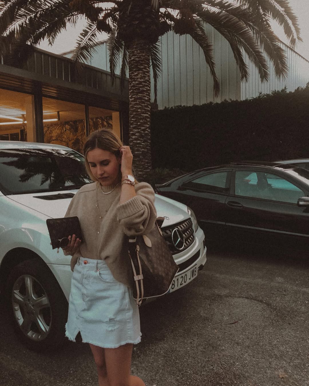 Instagram post by @paucresci for PAUL HEWITT. Caption reads: Early sunsets,
cozy outfits
& golden....