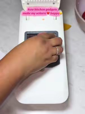 TikTok post by @chelyy0626 for SUSTEAS. Caption reads: [...] #kitchenhacks #veggiechopper #chopper....