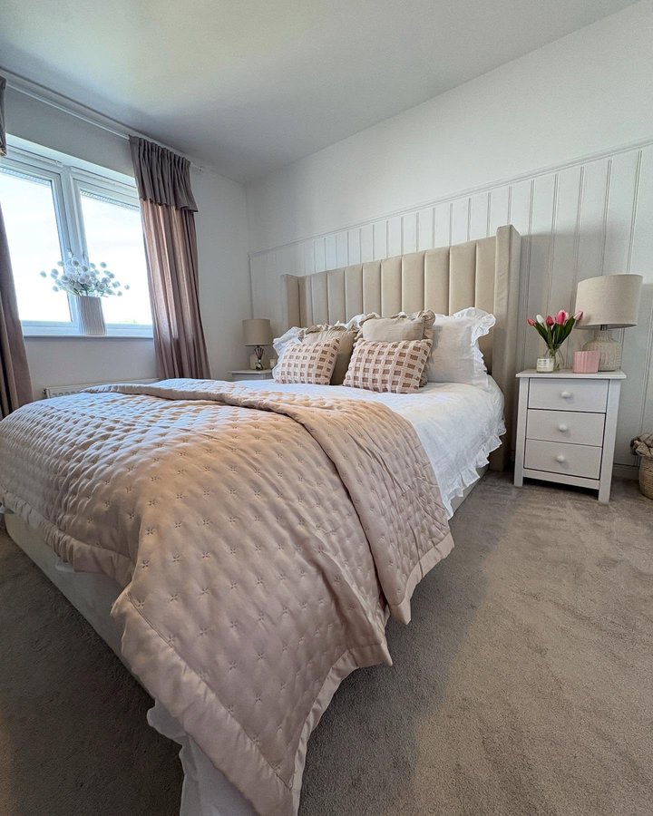 Instagram post by @ourhome_daffodilway for Soak & Sleep. Caption reads: Friday 🙌

Housework almost done and fresh bedding....