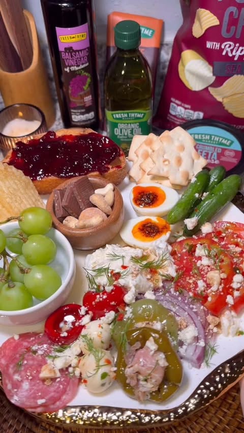 Instagram post by @tastewithnicki for Fresh Thyme. Caption reads: [...] starts at the grocery store ✨
And Fresh....