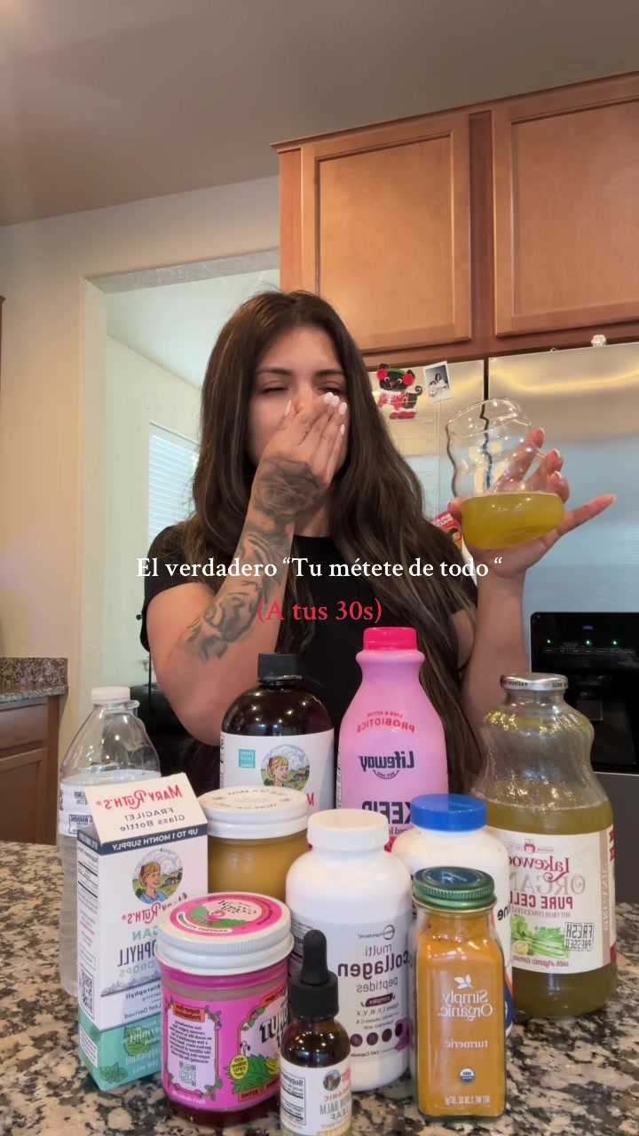TikTok post by @yissv05 for MaryRuth Organics. Caption reads: No se les olvide tomar su colageno🫶🏼....
