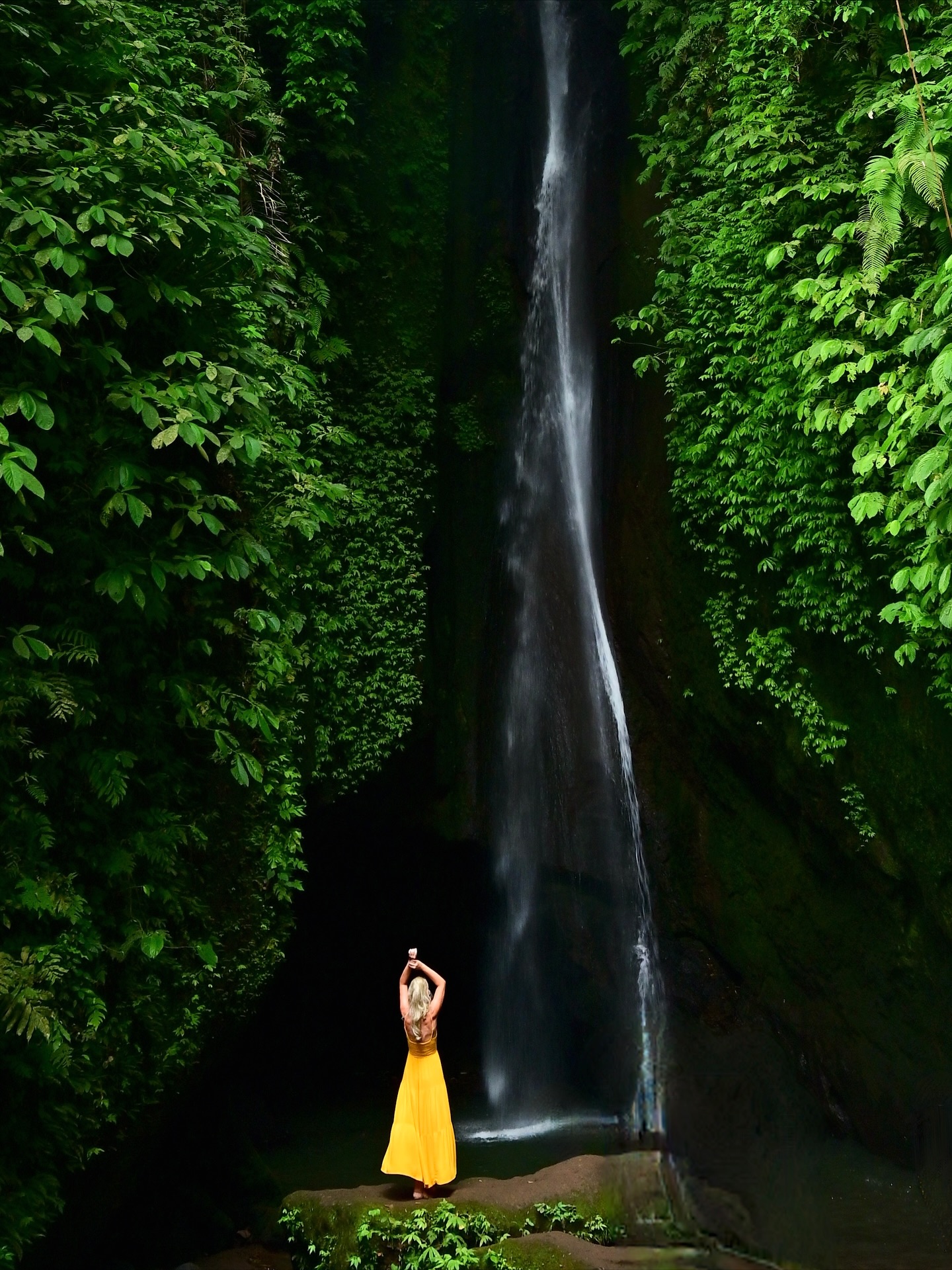 Instagram post by @damestravel for Girls LOVE Travel. Caption reads: Amazing Bali 💚
Na Bali znajduje się wiele....