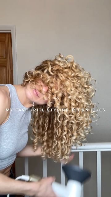Instagram post by @frizzynoodles_ for CURLSMITH. Caption reads: My 3 favourite styling methods using my 3....